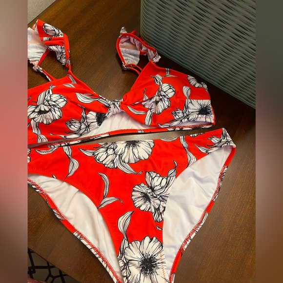 NWT Cupshe Red Floral Knotted Ruffled Bikini - Picture 4 of 10